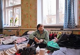 Поздравление волонтерами 'Молодой Гвардии' ДНР эвакуированных из прифронтовых районов жителей накануне Международного женского дня 8 марта в ПВР в Ясиноватой