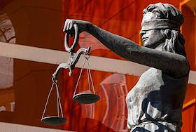 Жанровая Фотография. Статуя Фемиды у Воронежского областного суда
