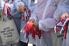 Волонтеры поздравили москвичей с Днем воссоединения Крыма с Россией на Тверской площади