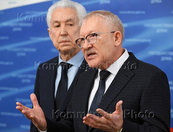 Пленарное заседание Государственной думы (ГД) России. Депутаты в кулуарах