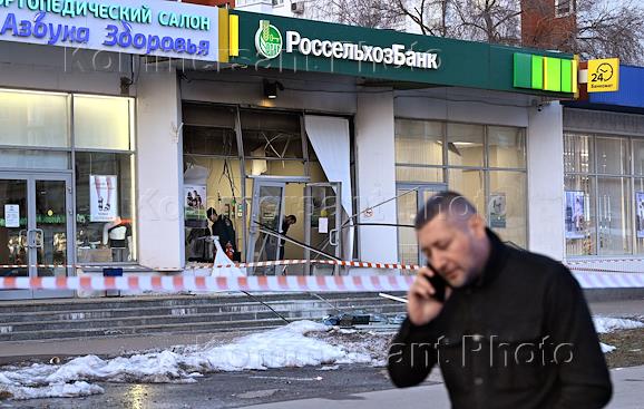Последствия взрыва в отделении Россельхозбанка на улице Менжинского в Москве