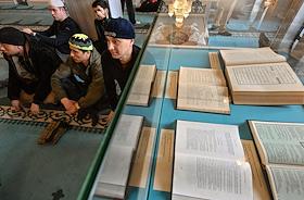 Праздничные мероприятия в день Ураза-Байрам. Мусульмане у Московской Соборной мечети