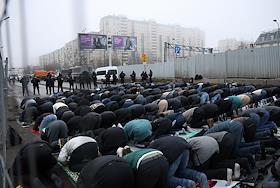 Празднование Ураза-байрам у Квартальной мечети им. Джафара Насибулловича в Санкт-Петербурге