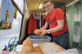 'Автобус милосердия' - проект Службы помощи бездомным Православной Службы Милосердия при отделе социального служения Екатеринбургской епархии