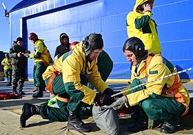 Жанровые фотографии. Тренировка десантников-пожарных на вертолетной базе 'Хелипорт-Новосибирск' в селе Барлак Новосибирской области. Десантирование с вертолета МИ-8 в рамках подготовки парашютно-десантной пожарной службы Новосибирской базы авиационной охраны лесов к пожароопасному сезону