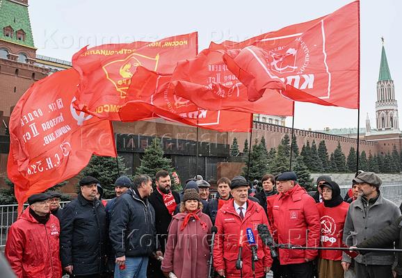 Церемония возложения цветов к захоронениям космонавтов и советских ученых у Кремлевской стены в честь Дня космонавтики и 65-й годовщины первого полета космонавта Юрия Гагарина, организованное Центральным комитетом КПРФ