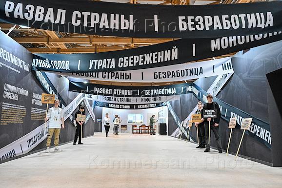 Пресс-показ выставки 'Жириновский. Продолжение. ЛДПР', посвященной 80-летию основателя Либерально-демократической партии России, в Центральном выставочном зале 'Манеж'