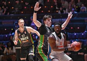 'Финал четырех' WINLINE Basket Cup по баскетболу в концертно-спортивном комплексе 'Арена'. 1/2 финала. Матч между командами УНИКС (Казань) - 'Парма' (Пермский край)