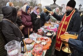 Великая Суббота. Чин освящения пасхальных куличей, яиц и пасхи в канун Светлого Христова Воскресения в храме Покрова Пресвятой Богородицы в Ясенево