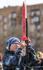 День космонавтики. Запуск моделей ракет у торгово-развлекательного центра 'Радуга'