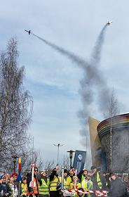 День космонавтики. Запуск моделей ракет у торгово-развлекательного центра 'Радуга'