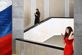 Пленарное заседание Государственной думы (ГД) России. Депутаты в кулуарах