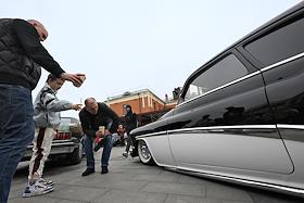 Мероприятие открытия сезона выставок сообщества владельцев ретро и классических автомобилей Mad Buckets на парковке 'Три вокзала. ДЕПО'