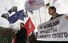 Митинг 'Против захвата здания РГГУ' провели активисты ОГФ, движений 'Оборона', 'Смена' и 'Трудовая Россия'. Они выразили протест выселения Российского государственного гуманитарного университета  (РГГУ) из аудиторий в здании на Никольской улице. Митинг прошел на Новопушкинском сквере