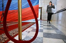 Пленарное заседание Государственной думы (ГД) России. Депутаты в кулуарах