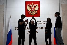 Пленарное заседание Государственной думы (ГД) России. Депутаты в кулуарах