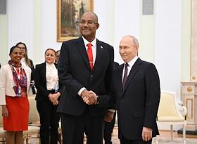 Президент России Владимир Путин и президент Сейшельских островов Патрик Эрмини во время встречи в Кремле