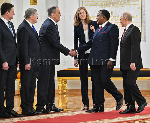 Церемония официальной встречи президента Республики Конго Дени Сассу-Нгессо президентом России Владимиром Путиным и представление делегаций в Георгиевском зале Большого Кремлевского дворца.  Российско-конголезские переговоры в Кремле