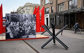 В сквере имени Дзержинского в Красноярске начала работу уличная фотовыставка «Этот день мы приближали, как могли», приуроченная к 81-й годовщине Великой Победы
