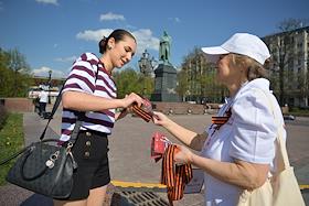 Акция 'Георгиевская лента' у памятника А.С. Пушкину на Пушкинской площади