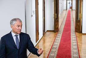 Пленарное заседание Государственной думы (ГД) России. Депутаты в кулуарах