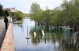 Жанровые фотографии. Весеннее половодье на набережной реки Енисей в  Красноярске