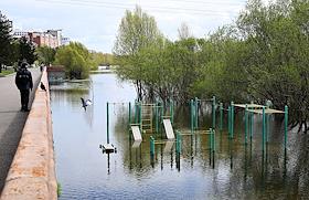 Жанровые фотографии. Весеннее половодье на набережной реки Енисей в  Красноярске