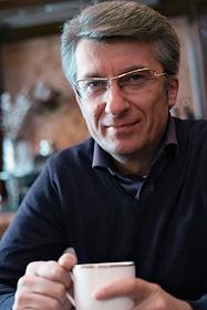 Интерьер квартиры Владимира Андрюкина (лауреат всесоюзных и международных конкурсов бальных танцев, хореограф, продюсер)