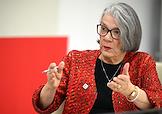 Президент Международной федерации обществ Красного Креста и Красного Полумесяца (МФОККиКП, IFRC) Кейт Форбс во время интервью