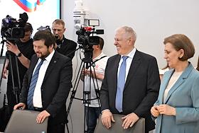 Под председательством Секретаря Совета Безопасности России Сергея Шойгу состоялось заседание специальной рабочей группы, с участием первого заместителя Руководителя Администрации Президента России Сергей Кириенко, заместитель Председателя Правительства России Алексей Оверчук, а также руководство министерств и ведомств экономического и силового блока