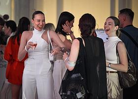 Специальная театральная постановка-перфоманс, посвященная новому жилому комплексу 'Начало', в Медиацентре парка 'Зарядье'. Сбор гостей