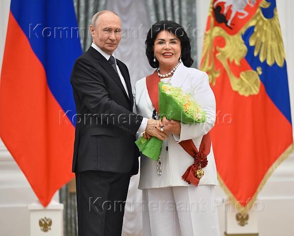 Президент России Владимир Путин вручил государственные награды в Кремле