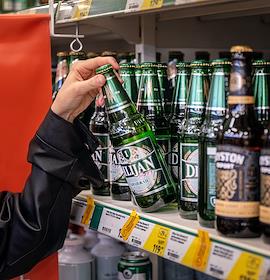 Жанровые фотографии. Ограничения по продаже армянского пива