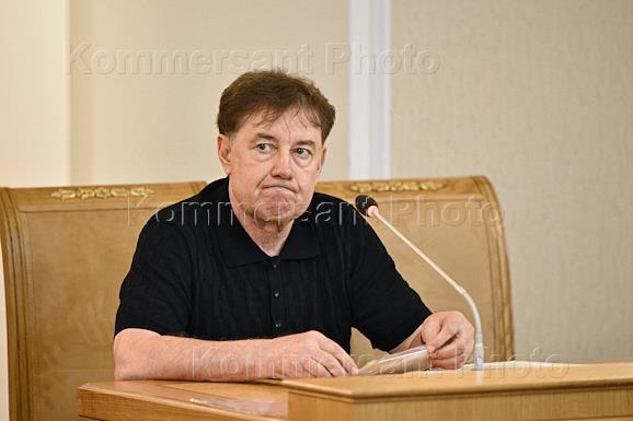 Рассмотрение вопроса о прекращении отставки судьи Верховного Суда России Виктора Момотова в Высшей квалификационной коллегии судей России