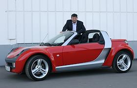 Александр Малис - генеральный директор компании 'Корбина Телеком' - и его автомобиль Smart Roadster