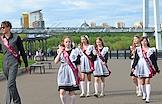 Последний звонок в Красноярске. Выпускники школ отмечают Последний звонок на Центральной набережной реки Енисей в Красноярске