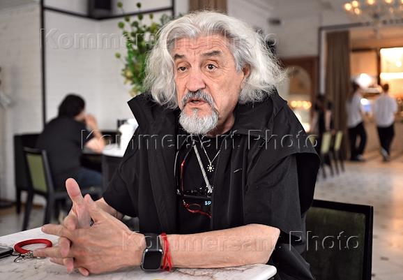 Художник Александр Пономарев во время интервью