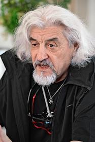 Художник Александр Пономарев во время интервью