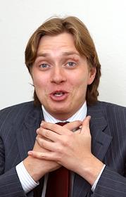 Финансовый директор 'РЕСО-Гарантия' Александр Печников во время интервью в своем рабочем кабинете