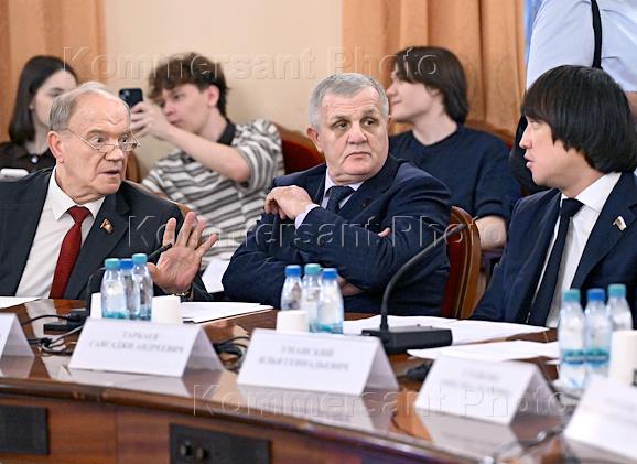Круглый стол 'Актуальные вопросы совершенствования законодательства в сфере туризма: доступность и качество туристических услуг в Российской Федерации', организованный фракцией КПРФ, в Государственной думе (ГД) России