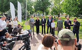 Посадка аллеи в честь Года единства народов России в Михайловском сквере
