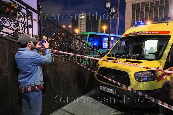 Последствия ДТП с участием пассажирского автобуса в у храма Большой Златоуст в центре Екатеринбурга