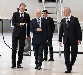 Президент России Владимир Путин осмотрел образцы российских самолетов в ангаре Лётно-исследовательского института имени М. М. Громова в Жуковском