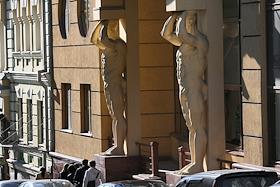 Жилой дом с атлантами в Последнем переулке