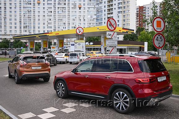 Жанровая съемка. Ситуация на бензоколонках в Москве