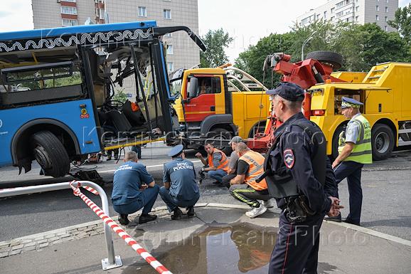 Последствия дорожно-транспортного происшествия (ДТП) с участием рейсового автобуса маршрута е70 и грузового автомобиля 'Газель' на Нижегородской улице в Таганском районе Москвы