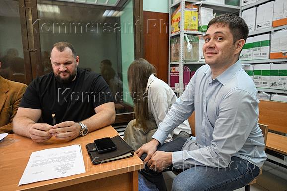 Судебное заседание по делу главного редактора телеграм-канала 'База' Глеба Трифонова и продюсера телеграм-канала Татьяны Лукьяновой, обвиняемых в даче взятки сотрудникам полиции, в Савеловском районном суде