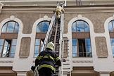 Тушение пожара в Театре имени В.Ф.Комиссаржевской. Пожар возник на сцене, затем огонь распространился и на декорации. Площадь возгорания составила 50 квадратных метров. Сотрудники пожарной службы МЧС России у здания театра на Итальянской улице во время тушения пожара