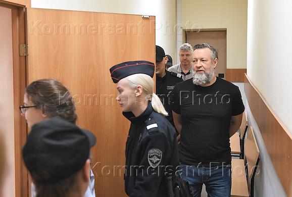 Заседание Петроградского районного суда по уголовному делу о растрате средств телеканала 'Санкт-Петербург'