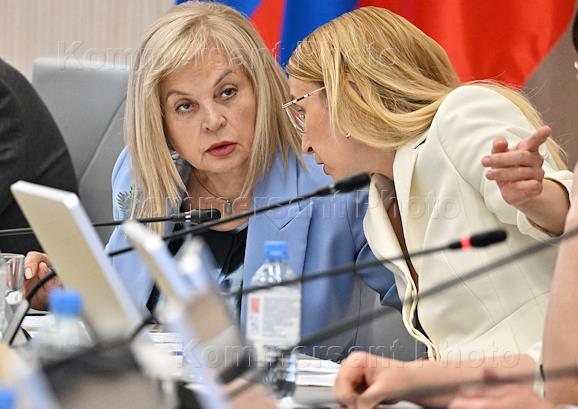 Жеребьевка по распределению эфирного времени между партиями при проведении выборов в Государственную думу России, предоставляемого безвозмездно на каналах общероссийских государственных организаций телерадиовещания, в Центральной избирательной комиссии (ЦИК) России